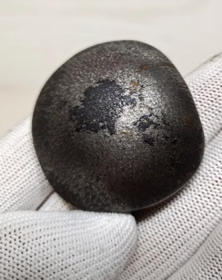 天铁陨石，极品“龙纹”陨石，非洲铁陨石，“神奇之处在于局部吸硬币”火流星陨石，沉甸甸的，稀有“高空坠落熔流纹”，资源枯竭，很难遇到了，纹路独特，难得“龙纹金刚陨石”密度极高，硬度极大，沉甸甸的，非常珍贵、稀有精美，“龙纹金刚陨石”，气印熔壳燃烧痕迹明显，石型溶壳完整，“神秘龙纹陨石”原石，通体带弱磁，是非常棒的天然陨石原石，极为稀有罕见，沁色自然，鬼斧神工，包浆温润，收藏之极品，珍品，孤品，神品