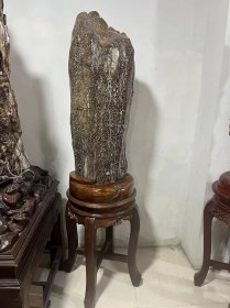 木化石，“椰子树木化石”，“椰子树木化石之王” 净高106厘米 ，直径约30厘米，重量达到250斤左右，没具体称重， 顶级极品纯天然极为罕见和难得的“椰子树玉化木化石”，“罕见稀有”，“可遇不可求纹路极美”，极为难得黑檀树化玉，极为稀有罕见，可遇不可求，百年难得一件，极为罕见十分难得，收藏佳品，镇馆之宝，传家宝，镇宅之宝