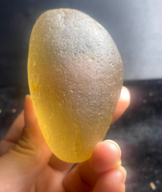 水晶原石，水冲水晶晶原石，166克重，独特温润，前所未有，万里挑一，极品，珍品，孤品也，水冲黄灿灿水晶原石，纯天然水冲淡淡黄色水晶原石，可遇不可求，资源即将枯竭，绝世珍宝，水头充足，非常稀有了，值得永久收藏
