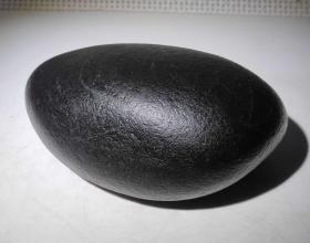 陨石原石，高温坠落陨石原石，大块头2.5斤重“黑宝高密度陨石”，“黑宝陨石”强磁性，硬度非常高，密度也高，同体色泽黝黑、石质细腻、是非常漂亮的天然原石，富含负氧离子，比重大 石质坚硬，比重大坠手感强，极为罕见，珍贵，稀有，精美，难得，可做镇馆之宝