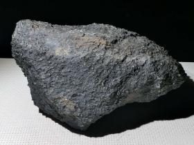 陨石原石，“碳质球粒橄榄陨石”新发现的陨石种类，发现不久，大块头近20斤重，非常稀有，皮壳比较新鲜，融壳附着熔流白点，碳质金属感非常美观，碳质球粒是一种富含水与有机化合物的球粒石种，具有橄榄石和蛇纹石这两种矿物是它的一大特征，可做镇店之宝