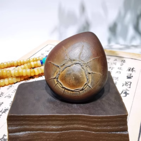奇石原石，3亿年前远古奇石“一颗红心大蜘蛛”，可遇不可求的奇石，极为独特的，一颗爱心，沉甸甸的，“陨石奇石“一颗爱心大蜘蛛””，神秘莫测的怪，石型独特、石质坚硬，纹路独特，气坑漂亮，气印完美，独特，稀有，珍贵，可遇不可求的，可做一个吊坠，收藏和佩戴珍品，是爱情和美好的象征