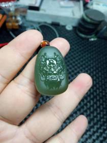 和田玉吊坠，【市面少有】稀有品 和田玉湖水绿吊坠，和田玉湖水绿“神龙护佑”吊坠厚装大气，滋滋冒油 ，一级细腻 ，稀有和田玉湖水绿吊坠！苏工大师精雕，密度高，选材严格，韵味悠美， 油润度高，肉质细腻上善若水，厚德载物，万事能容，大师工艺，无比精湛，鬼斧神工，佩戴珍藏佳品！