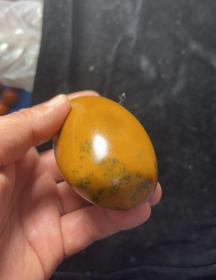 水草花沙漠漆原石，极品“黑水草花”沙漠漆原石，大块头304克重，非常稀有“黑草花”沙漠漆肉质油润 颜色非常俏丽 形状饱满厚实 肉质细腻，极为难得，草花沙漠漆原石，极为稀有，罕见，晶莹剔透，肉质红润，品相一流，质地细腻，非常不错可遇不可求的极品草花沙漠漆原石值得永久收藏