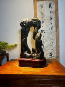 古灵璧石，象形灵璧奇石“fokan”，独特，高度达到近70厘米 ，几十斤重，独特形美“音皮纹理清晰可见！璧石”文房清供，造型独特，“凯旋门---胜利之门”，可遇不可求的绝世灵璧奇石，洞孔通透，皮壳老辣，包浆醇厚，色彩鲜亮，形体圆润饱满暗藏神韵，色泽苍郁沉静而有历史厚重感，“一石天下奇，以“瘦、皱、透、漏”的千奇百态的外形变化和坚韧、温润、细腻、滑如凝脂和形态逼真而倍受宠爱，绝世珍宝