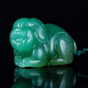 纯天然顶级雅安绿手把件“发财猪”，独特，难得，“多色发财猪手把件”极品雅安绿吊坠，色彩独特，“雅安翡翠吊坠”“碧绿”极品雅安绿平安扣，如此“碧绿黄双色”美的，古之和氏璧亦不过如此，雅安绿平安扣，名贵雅安绿，绿味很好，绿的诱人，凭它的魅力吸引很多人对它的喜爱，在市场上占了一席之地，它的价值也是蒸蒸日上！