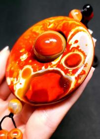 玛瑙吊坠，玛瑙项链，独特，缠丝玛瑙吊坠，独特，极品缠丝玛瑙吊坠，“时来运转平安扣吊坠”，玛瑙精品时来运转平安扣项链，中间的圆珠带天眼！纹理漂亮，处处精彩像形，中间给力转运珠，且带天眼，给力黄金眼，红天眼！完美品相无瑕疵，个性配饰极美收藏价值