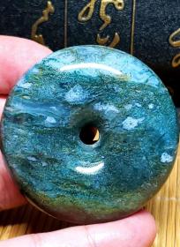 玛瑙吊坠，玛瑙吊牌，极品“绿水草”吊坠，大个头，雄浑大气，非常厚重，可遇不可求，纯天然红水草玛瑙“绿水草玛瑙平安扣”，原矿天然玛瑙，赏心悦目，生机盎然，非常有意境，有特点，好料稀少，稀有，极为罕见，万里挑一可遇不可求，纯天然水草玛瑙，天然形成，风景如图！这料非常少，玉化极好，古代贡品，非常稀有，珍贵，难得，收藏和佩戴的珍品，可遇不可求的珍品，极品，孤品