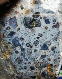 陨石原石，“蓝莓陨石”陨石原石，独特“蓝莓陨石”资源枯竭“独特蓝莓陨石”，“周末放漏”大块头近2斤重，稀有呀，坠手感强，石型独特，“蓝莓”，比重大 石质坚硬“极为稀有陨石”，极品也，极为罕见，稀有，非常经典的陨石极品“乌黑发亮，黑乌金，温润细腻，黑乌金陨石，极为罕见，珍贵，稀有，精美，难得，可做镇馆之宝