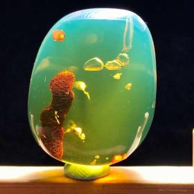 琥珀吊坠，独特，缅甸纯天然琥珀吊坠，极品天空蓝“植物水胆”里面有水，可以动，极为罕见，5000万年前，白垩纪的一滴水，极为珍贵，特色吊坠，万里挑一，极品，可遇不可求的琥珀珍品，纯天然植物水胆吊坠，极品吊坠，绝世珍宝