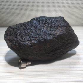 陨石原石，陨石原石，独特纹路，“气印满满”，极品神秘纹陨石，“气印满满陨石”气印层次美轮美奂，比重大 石质坚硬，带磁性、石质坚硬，比重大坠手感强，熔壳，流线流淌印记自然大气，款型天降大任与此款，神秘水纹流淌，犹如秋色，机缘巧夺一款，极为难得，天降珍宝，可遇不可求这么大的不多了，绝世陨石，可做镇馆之宝，值得永久收藏