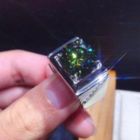蓝色莫桑钻戒指，极为稀有，S925纯银5克拉超大钻戒，超大颗粒蓝色莫桑钻=戒指，秒过测钻笔，火彩超好，主石5克拉，圆11mm vvs的净度，一钻一腰码 ！配GRA大证书，美国黑卡，八心八箭切工，925银精工镶嵌， 莫桑钻支持检测。收藏和佩戴的戒指珍品，孤品，神品也，霸气四射