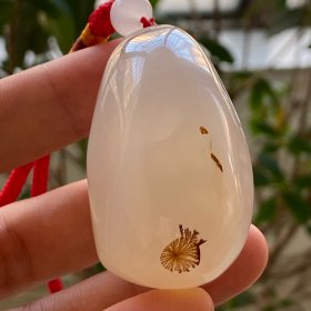 “水草花”玛瑙原石吊坠，“大水草花我爱你”玛瑙吊坠，纯天然玉髓玛瑙原石，极品“大水草冰糖玛瑙”吊坠，可遇不求，温润如玉，冰透十足，值得永久珍品，极好收藏
