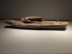 远古木化石原石，树纹极好，纯天然“独特象形大船木化石”原石，极为罕见“乘风破浪”，稀有，珍贵，独特，这样的极为罕见，可遇不可求，万年船，“极为罕见桫椤木化石”品质好，值得永久珍品，可遇不可求，极好收藏
