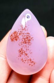 玛瑙吊坠，紫罗兰玛瑙吊坠，独特极品“朱砂水草沁”玛瑙吊坠，稀有，极为罕见，极品，顶级，可遇不可求，纯天然风景玛瑙“可爱”，原矿天然玛瑙，赏心悦目，生机盎然，非常有意境，有特点，好料稀少，稀有，极为罕见，万里挑一可遇不可求，纯天然极品象形玛瑙，天然形成，风景如图！这料非常少，玉化极好，古代贡品，非常稀有，珍贵，难得，收藏和佩戴的珍品，可遇不可求的珍品，极品，孤品