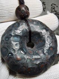 陨石吊坠，红宝陨石平安扣，独特，“鸿运当头”带着宇宙神秘能量，陨石“气印满满平安扣”，难得，极美，极好，极少，资源枯竭，极品球粒陨石吊坠“球粒陨”平安扣，蓝色l/、紫色纹代表希望和未来的美好，陨石吊坠，"国际公认陨石”顶级，极美，极其稀有，不是宝石胜似宝石的陨石，红纹明显，中强磁性，石质坚硬，纯天然极品陨石吊坠，非常稀有，珍贵，难得，收藏和佩戴的珍品，可遇不可求的珍品，极品，孤品