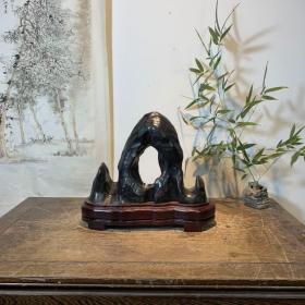 古灵璧石，象形灵璧奇石“三位一体”，独特形美“宇宙天地人灵璧石”文房清供，造型独特，“三座大山”，可遇不可求的绝世灵璧奇石，洞孔通透，皮壳老辣，包浆醇厚，色彩鲜亮，形体圆润饱满暗藏神韵，色泽苍郁沉静而有历史厚重感，“一石天下奇，以“瘦、皱、透、漏”的千奇百态的外形变化和坚韧、温润、细腻、滑如凝脂和形态逼真而倍受宠爱，绝世珍宝