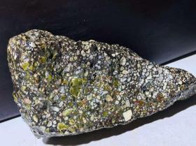 陨石原石，乔克陨石，世界公认乔克陨石，纹路特别，多色橄榄包浆完整，磁性好，石质坚硬，极为罕见，珍贵，稀有，精美，近1斤半重，可做镇馆之宝