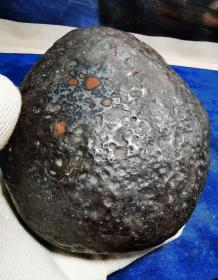 陨石原石，独特难得，“红宝金属球粒”资源枯竭，极为稀有，珍贵，罕见，金属感强烈，陨石原石，高熔红宝球粒，精品原石！大块头4斤多重，石质坚硬！燃烧痕迹明显！弱磁，极为稀有，特别罕见，温润细腻，乌金球粒陨石，有微弱磁性，可遇不可求，珍贵，稀有，精美，难得，可做镇馆之宝