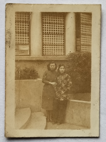 民国老照片：民国上海，格子窗建筑前，美女合影。【民国上海霞飞路—客瑞宫公寓—大户人家旧藏系列】