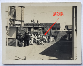 老照片：50年代。喜报。腰鼓队 。（照片来源上海，藏家自鉴！）【陌上花开系列】