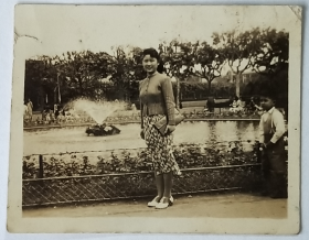 民国老照片：民国26年7月15日《号外画报》曾刊过的上海美女—名媛—孔素青。1943年6月2日，（敬赠）礼骅小姐。看背题。【陌上花开系列】