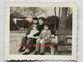 老照片：朱*诚、鲍*慧与孙辈在一起。【陌上花开—上海—朱*诚、鲍*慧家庭旧藏系列】