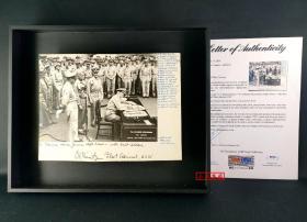 “五星上将，太平洋战区总司令” 尼米兹 两次签名1945年日本无条件投降仪式现场照（照片约10英寸，装裱附框）  由三大签名鉴定公司之PSA/DNA提供鉴定