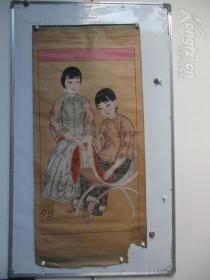 最晚民国  手绘清代小脚美女图  学生姐妹一幅 （2) 尺寸59*127厘米  底部缺口无损画面