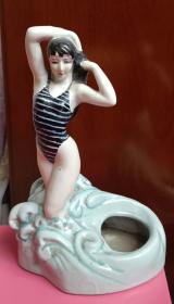 上世纪六，七十年代“醴陵市出口工艺瓷厂-美女出浴”人物摆件