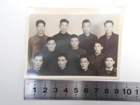 老照片【1963年，江苏人民出版社送别下放同志合影】背面写有影中人名字
