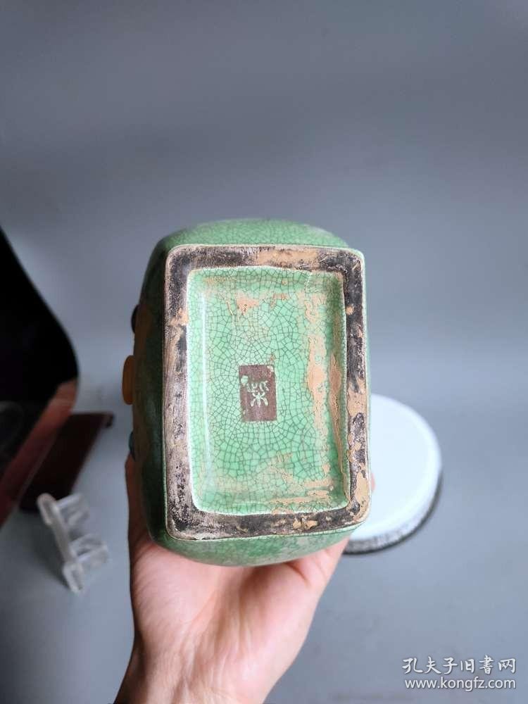 宋代柴窑嵌宝石瑞兽赏瓶.