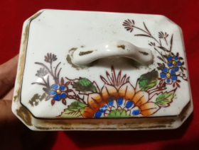 特价处理民国五彩手绘花卉图肥皂盒一个包老包真全品瓷器收藏