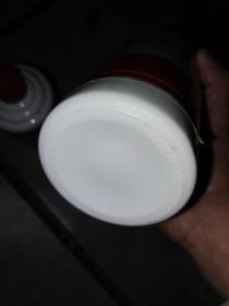 贵州茅台镇纪念酒瓶：贵州茅台镇酱香型53度五羊本田专用酒-五羊本田成立20周年纪念酒（非卖品）其中有包括手提袋、两个酒盒、1个酒瓶、1个2011年53度飞天茅台酒瓶。少见纪念酒瓶