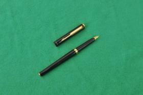 绝版法产派克95（PARKER 95）亮黑色全钢99年第四季度产镀金F尖钢笔一支