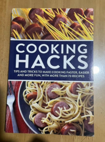 COOKING HACKS: TIPS AND TRICKS TO MAKE COOKING FASTER, EASIER AND MORE FUN, WITH MORE THAN 70 RECIPES   烹饪技巧：快速、轻松、更有趣地烹饪的技巧和技巧，超过70条评论  美食烹饪 平装