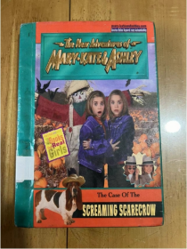 The New Adventhres of MARY·KATE&ASHLEY The Case Of The Screaming Scarecrow 玛丽·凯特和阿什利的新冒险#25：尖叫稻草人的案例：（尖叫稻草人的案例）英文版 精装 库存旧书