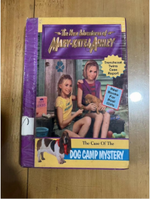 The New Adventhres of MARY·KATE&ASHLEY The Case Of The Dog Camp Mystery 狗营之谜（玛丽·凯特和阿什利的新冒险）英文版 精装 库存旧书