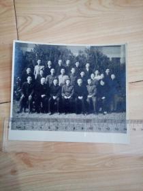 六十年代湖北美院成立时美院老师合影老照片一张，张振铎，张肇铭和王霞宙三老俱在，品好包快递。