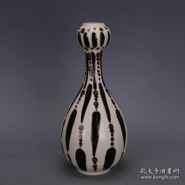 宋代定窑白釉手绘点彩蒜头瓶