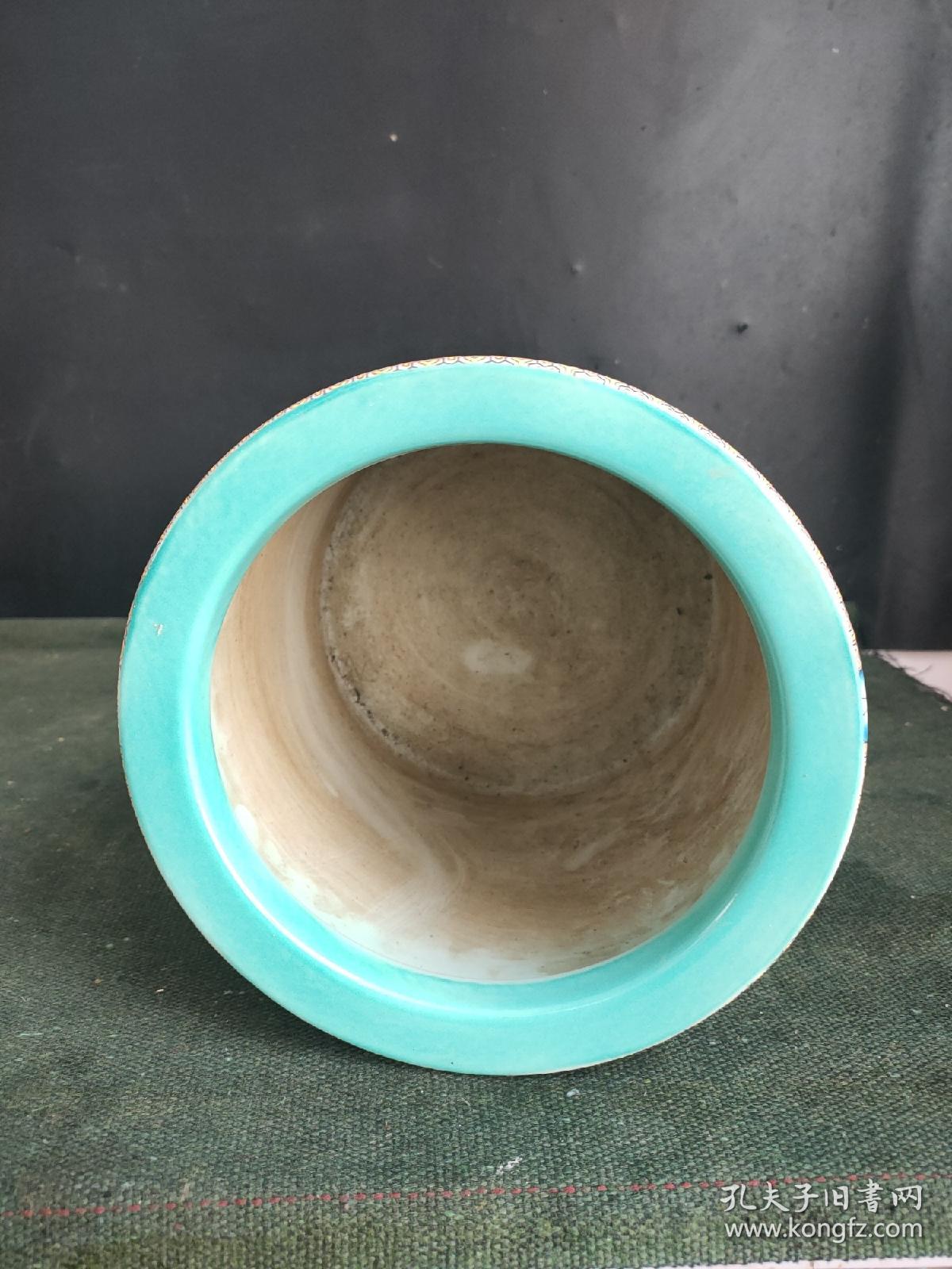 大清乾隆年制粉彩手绘人物开光大笔筒一个,器型端正,画工精细,老化