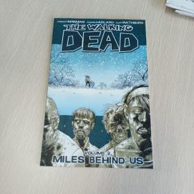 The Walking Dead, Vol. 2: Miles Behind Us (v. 2)16开平装本黑白漫画