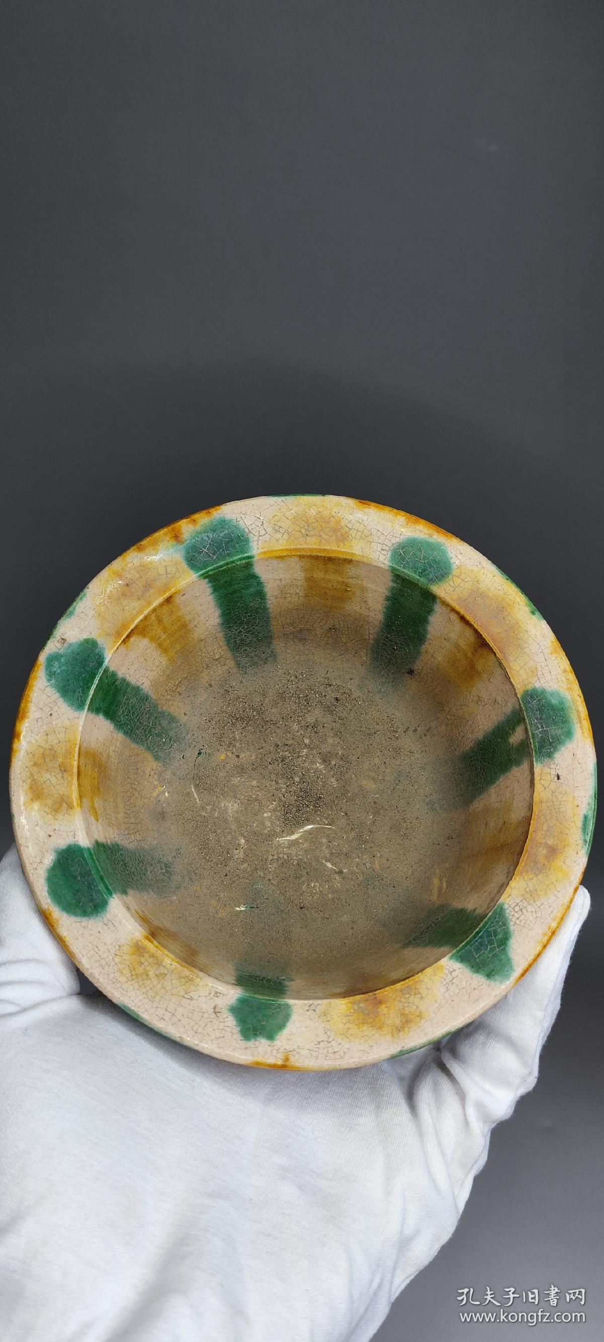 唐三彩是一种盛行于唐代的低温釉陶, 以黄,褐,绿为基本釉色,后来人们