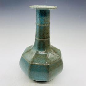 竹节花瓶：此造型美观大方，胎质细腻光滑，老味十足，值得收藏：尺寸22x13厘米