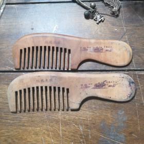 红桃木梳,两把作者:不详出版社:不祥出版时间:不详装帧:其他硕硕书屋