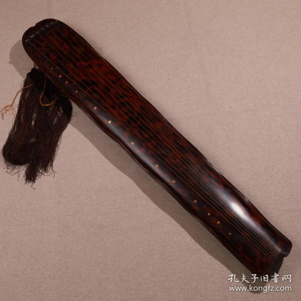 舊藏 桐木 蕉葉式 古琴
長121.4cm，寬20cm，厚10.8cm