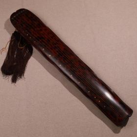 舊藏 桐木 蕉葉式 古琴
長121.4cm，寬20cm，厚10.8cm