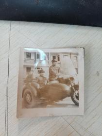 七八十年代军人三轮摩托车摄影留念