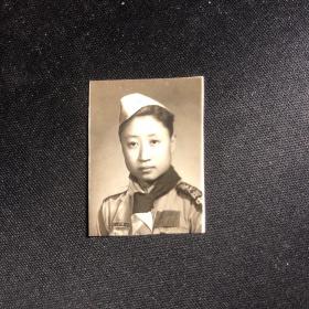 民国时期1943年4月2日拍摄穿戴童子军制服徽标肖像照片一张，很有记录时代的特色