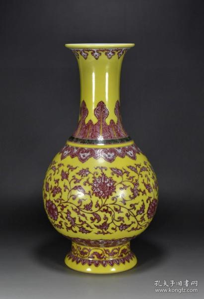 清乾隆 官窯黃釉加彩釉里紅釉纏枝蓮紋膽瓶 
高35厘米 直徑18厘米